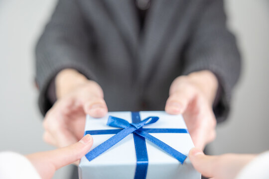 男性が女性にプレゼントを渡すイメージ1