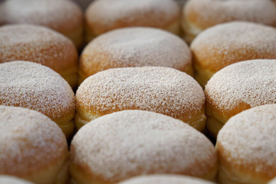 Ein Hefegeb&auml;ck in Puderzucker das viele Namen hat, wie zum Beispiel Berliner, Pfannkuchen oder Krapfen.