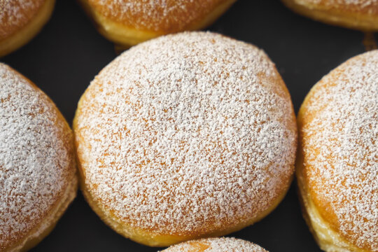 Ein Hefegeb&auml;ck in Puderzucker das viele Namen hat, wie zum Beispiel Berliner, Pfannkuchen oder Krapfen.
