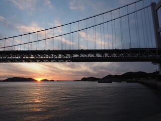 下津井の田土浦公園から瀬戸大橋と夕陽を望む