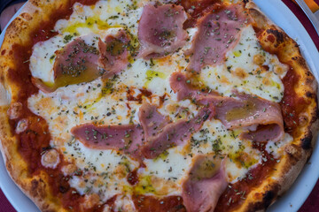 Pizza de jamón y queso