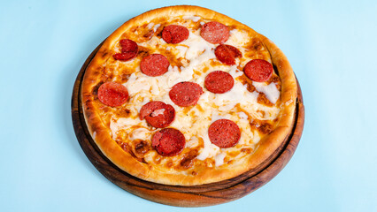 Pizza pepproni top view isolated