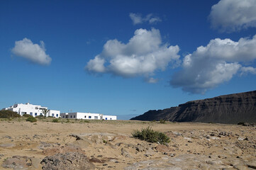 Paisaje con casas en la isla de La Graciosa, Canarias