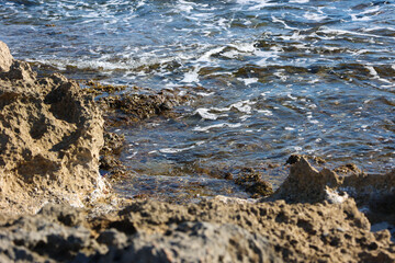 Costa de mar sobre un lecho de piedras en el mar Mediterráneo