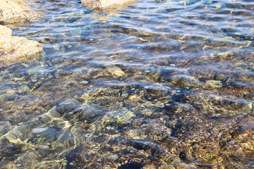 Piedras en el fondo marino, orilla del mar meditérraneo