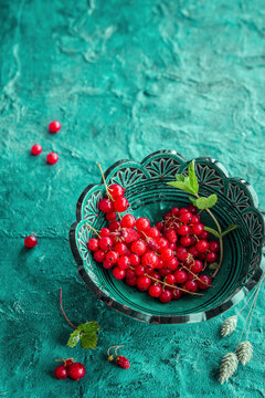 Red currants in a bowl