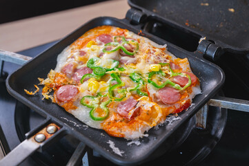 ホットサンドメーカーで焼く餅ピザ