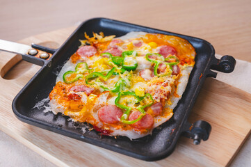 ホットサンドメーカーで作った餅ピザ