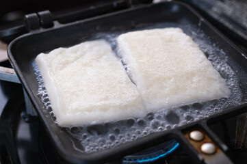 水を入れて溶かす餅
