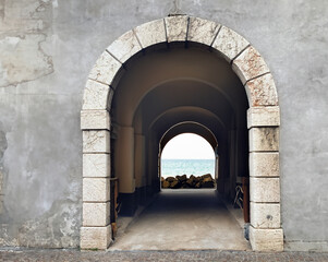 Muro antico con porta o portico vista mare