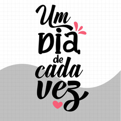 CARD WITH MOTIVATIONAL PHRASE IN BRAZILIAN PORTUGUESE TRANSLATION ONE DAY AT A TIME