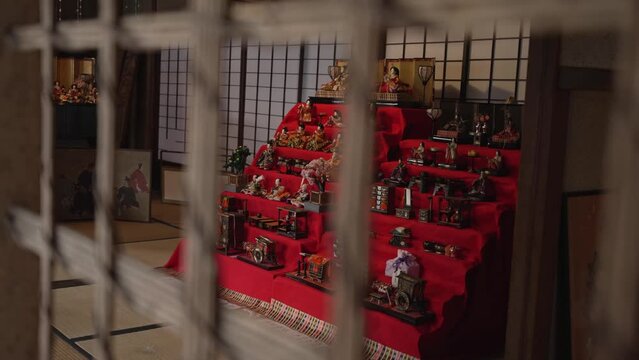 廊下から覗く和室の雛飾り