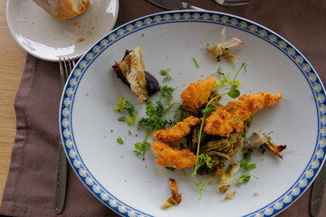 accras de poisson servi en assiete