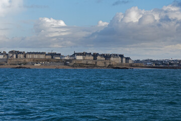 ville de saint malo vue de la mer