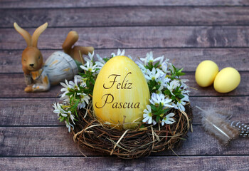 Felices Pascuas: figura del conejito de Pascua con huevos de Pascua en un nido. El huevo de Pascua...