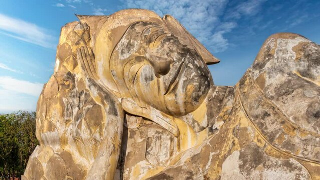 Phra Buddha Sai Yat ,El Buda Reclinado ,mirando al Este, Wat Lokaya Sutha ,Ayutthaya ,Thailand.