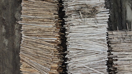 Toras de madeiras de eucalipto para a produção de papel e celulose em uma indústria em suzano,...