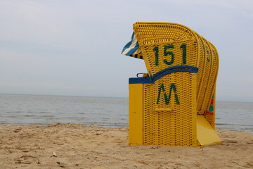 Einsamer Strandkorb am Strand der Nordsee in Cuxhaven - 748247402