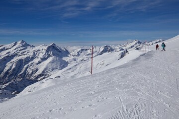 Paesaggio alpino innevato con piste da sci