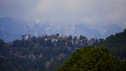 Obraz premium DharamshalaTown in Himachal Pradesh landscape of small village with mountain