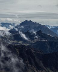 Montañas y neblina