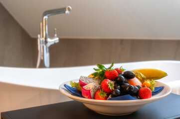 Erholung in der Badewanne mit einem leckeren Obstkorb