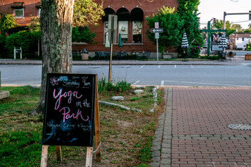 Obraz premium yoga announcement on a sign