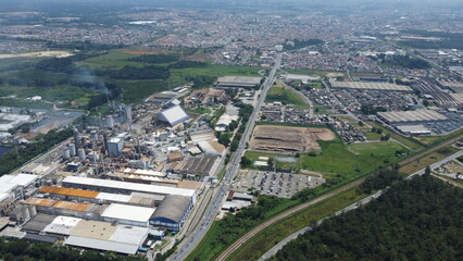 Fototapeta premium Visão aérea de uma planta industrial na cidade de Suzano, SP, Brasil