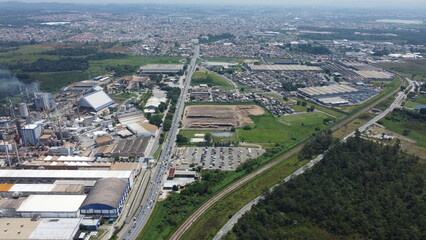 Visão aérea da cidade de Suzano próximo a uma industria da região