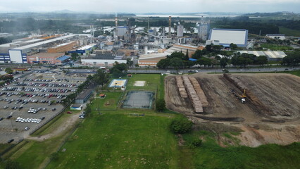 Visão aérea de toras de madeiras para a produção de papel e celulose em Suzano, Brasil