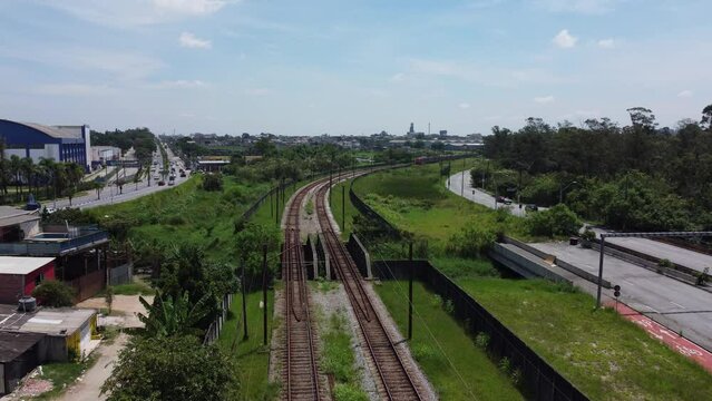 Trem atrevessando a entrada da cidade de Suzano, S&atilde;o Paulo, Brasil