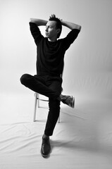 pose de modelo em ensaio fashion masculino, fotografia retrato preto e branco de moda 