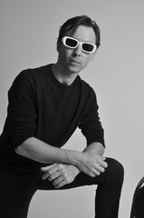 homem com oculos de sol em fotografia preto e branca retrô 