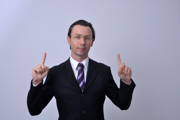 corretor de imóveis homem de negócios vestido para o comércio fazendo sinal positivo 