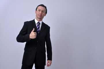 corretor de imóveis homem de negócios vestido para o comércio fazendo sinal positivo 