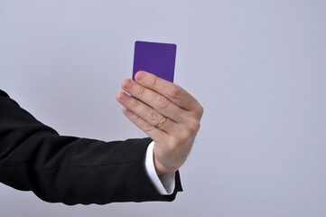 mão segurando cartão de crédito 