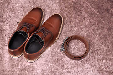 sapatos e cinta marrom 