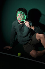 editorial homem engraçado de verde jogando tenis 