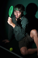 editorial homem engraçado de verde jogando tenis 