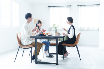 ダイニングで食事をする家族