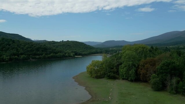 Vista a&eacute;rea del embalse de Ordunte, Valle de Mena, Norte de Burgos, Espa&ntilde;a
