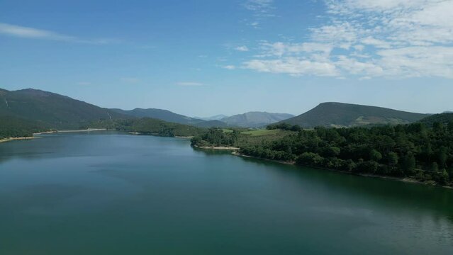 Vista a&eacute;rea del embalse de Ordunte, Valle de Mena, Norte de Burgos, Espa&ntilde;a
