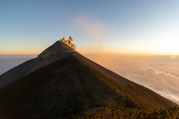 Der aktive Vulkan Fuego in Guatemala spuckt Lava und eine Rauchwolke aus