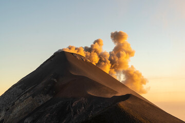 Der aktive Vulkan Fuego in Guatemala spuckt Lava und eine Rauchwolke aus