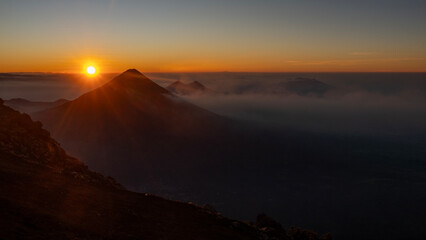 Sonnenaufgang vom Kraterrand des Vulkans Acatenango