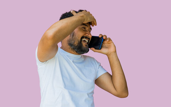 retrato de estudio de hombre feliz en una llamada telefónica por celular