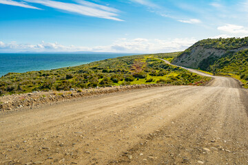 Camino rodeando de playas y montañas 