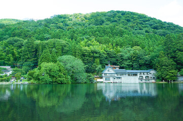 湖のほとりにある古い宿