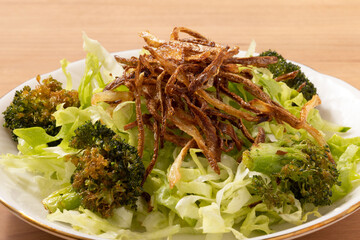 素揚げブロッコリーとフライドオニオンのサラダ