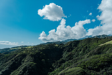Naklejka premium Kahekili Hwy, Wailuku, Maui Hawaii. The West Maui Mountains, West Maui Volcano, or Mauna Kahālāwai which means 